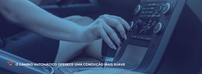 O conforto e a condução são uma das principais diferenças entre o câmbio automático e automatizado. Mulher utilizando o câmbio automático.