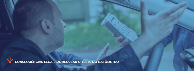 Motorista gesticulando indignação em uma blitz com o fiscal de trânsito com o etilômetro nas mãos.