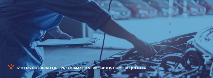 Mecânico realizando a verificação de um veículo.