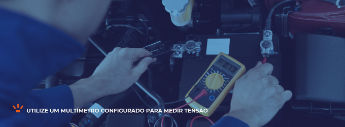 O teste pode ser realizado com o multímetro configurado. Pessoa utilizando o multímetro em um veículo.