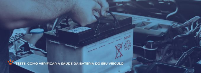 O teste de bateria é um procedimento que avalia a condição da bateria do veículo. Pessoa retirando a bateria de um veículo.