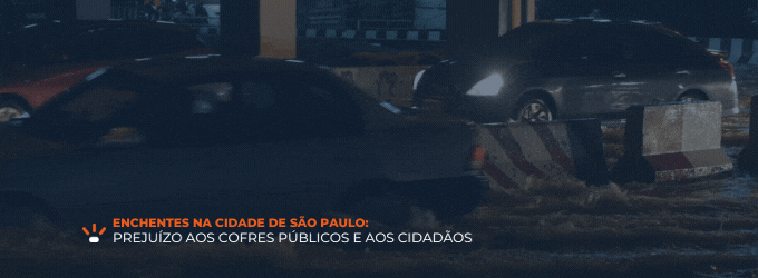 Veículos passando por uma enchente