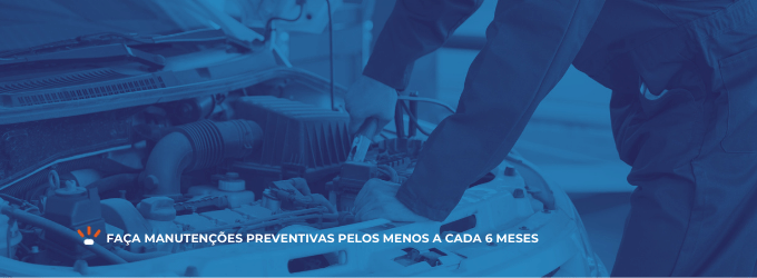 Mecânico avaliando motor do automóvel