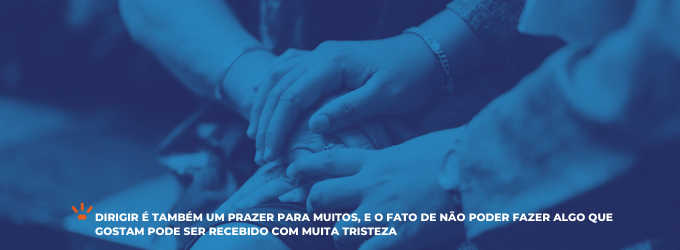 Família acolhendo idoso por não poder dirigir