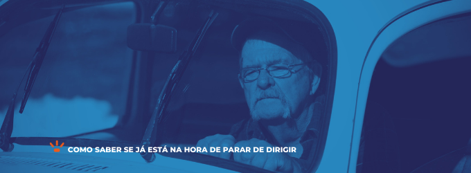 Idoso dirigindo seu veículo