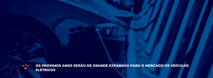 Carro elétrico na estação de recarga 