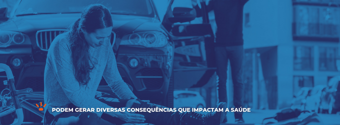Mulher chorando com a perna machucada com um carro quebrado atrás 
