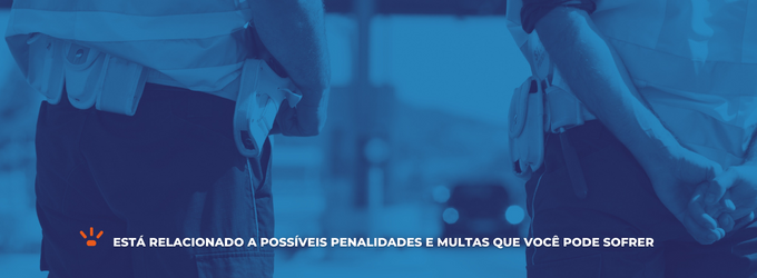 Dois agentes de trânsito de costas e um carro atrás