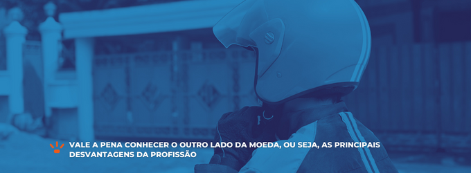 Motociclista de lado com capacete
