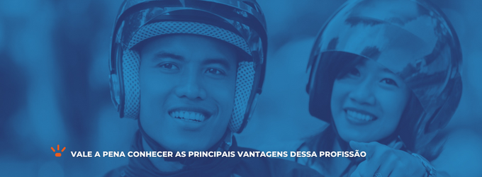 Homem motociclista e passageira de capacetes na moto