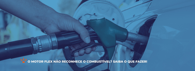 Pessoa abastecendo um veículo na bomba de combustível