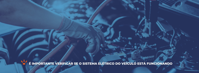Mecânico verificando sistema elétrico veículo