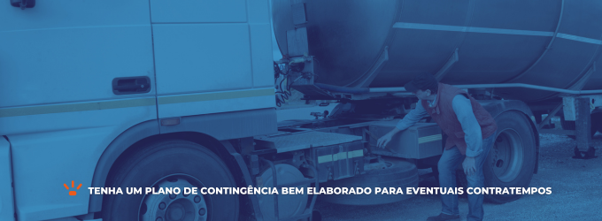 Caminhoneiro verificando a carga do caminhão