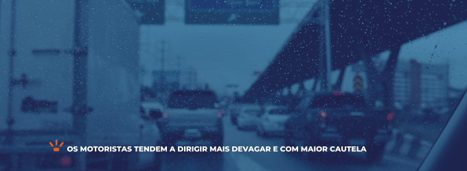 Chuvas podem contribuir para a formação de engarrafamentos Trânsito de veículos automotivos com chuva