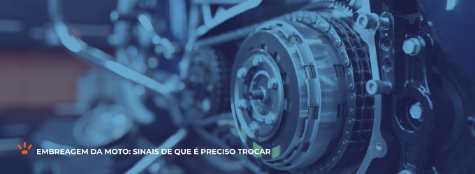 A embreagem é responsável por transmitir a potência do motor. Embreagem de uma moto.
