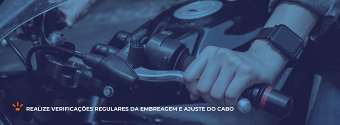 Verificações regulares podem ajudar a identificar problemas precoces. Motociclista apertando a embreagem da moto.
