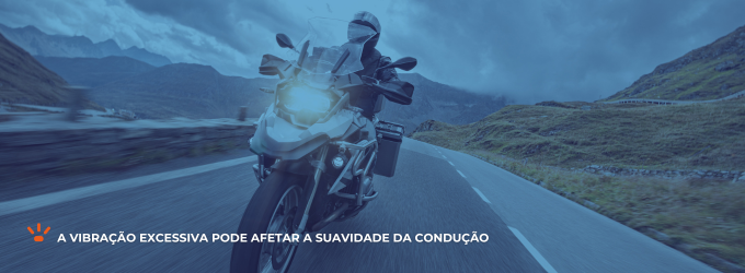 A vibração excessiva pode ser um sinal de desgaste ou desalinhamento. Pessoa pilotando uma moto em uma estrada.